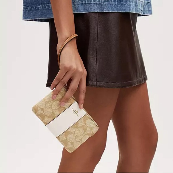 Coach Corner Zip Wristlet In Signature Canvas New - Picture 5 of 6